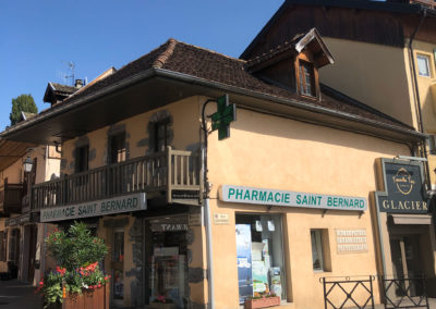 Remplacement de la couverture en tuile écaille de la pharmacie de Menthon Saint Bernard en Haute Savoie